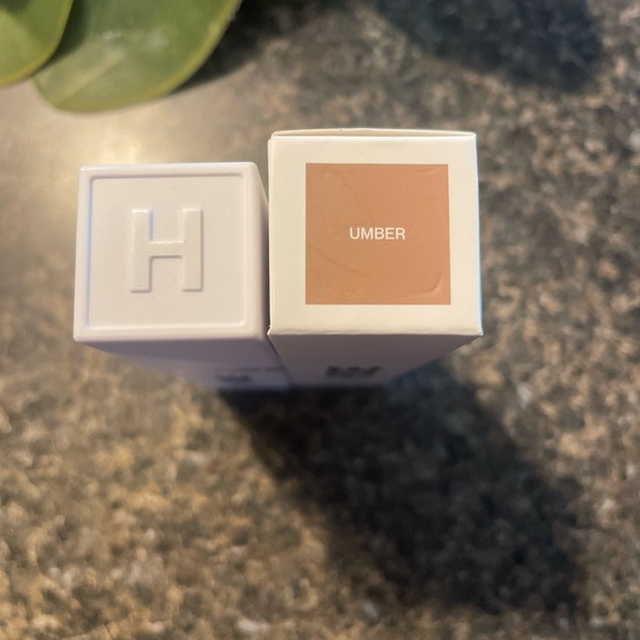 * HIDE - Amber color, medium- full coverage foundation * - Picture 3 of 4